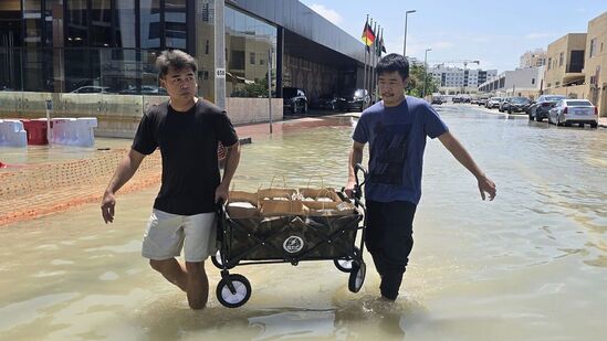 दुबईत दोन दिवस झालेला असा मुसळधार पाऊस हा पहिल्यांदाच आला आहे. &nbsp;पावसाचे पाणी &nbsp;मॉल्स, अपार्टमेंटच्या काही मजल्यांमध्ये घुसले आहे. तर वादळी वाऱ्यामुळे &nbsp;अनेक गोष्टी उडून गेल्या. &nbsp;