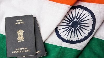पासपोर्ट: भारतीय पासपोर्ट हा सरकारद्वारे जारी केलेला एक महत्वाचे दस्तऐवज आहे, जे &nbsp;एखाद्या व्यक्तीला परदेशात प्रवास करण्यास परवानगी देते. मतदानाच्या उद्देशाने हे ओळख पत्र वैध मानले जाणार आहे.&nbsp;