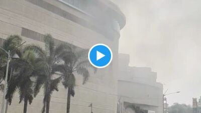 पुण्यातील फिनिक्स सिटी मॉलला आज दुपारी आग लागली.