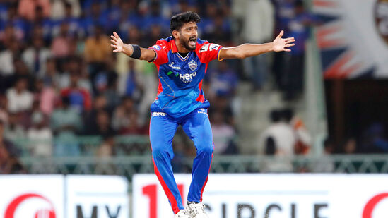 दिल्ली कॅपिटल्सचा खलील अहमद आयपीएल २०२४ मध्ये सर्वाधिक विकेट्स घेणाऱ्या गोलंदाजांच्या यादीत चौथ्या स्थानावर घसरला आहे. खलीलने सध्या सुरू असलेल्या इंडियन प्रीमियर लीगमध्ये आतापर्यंत ७ सामन्यात १० बळी घेतले आहेत. त्याचा इकॉनॉमी रेट ८.१७ आहे.