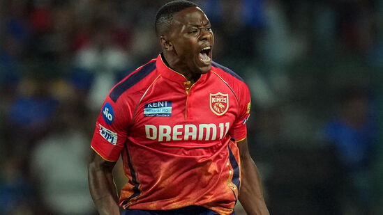 मुंबई इंडियन्सविरुद्ध कॅगिसो रबाडाने १ विकेट घेतली. मात्र या विकेटच्या जोरावर पर्पल कॅपच्या लढाईत त्याने पाचव्या क्रमांकावर झेप घेतली आहे. त्यानेही खलीलप्रमाणे ७ सामन्यात १० बळी घेतले आहेत. मात्र, इकॉनॉमी रेट कमी असल्याने त्याला या यादीत पाचव्या स्थानावर रहावे लागले आहे. रबाडाचा इकॉनॉमी रेट ८.३२ आहे