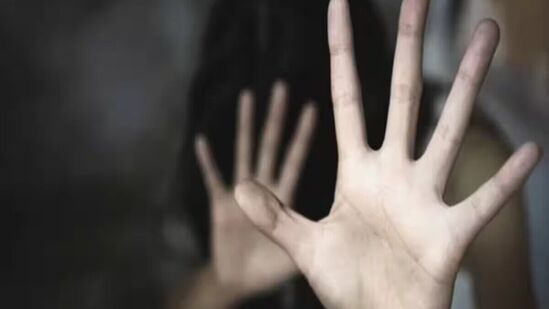  पोलीस कागदपत्रांच्या कामात गुंतले असल्याचा फायदा घेत कैद्यांनी व्हॅनमध्ये केला महिलेवर बलात्कार!