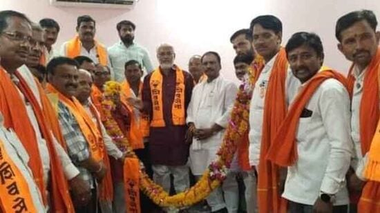 माजी सभापती देशमुखांचा पदाधिकाऱ्यांसह ठाकरे गटात प्रवेश