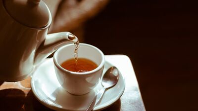 चहा हा रोजचा सोबती आहे. अनेकांच्या दिवसाची सुरुवात चहा प्यायल्याशिवाय होत नाही. केवळ सवयीमुळेच नाही तर चहाचा शरीराला विविध प्रकारे फायदा होतो. परिणामी लोक बराच वेळ चहा पितात.