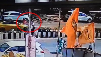 भरधाव कारच्या धडकेत दोन मुली हवेत उडून रस्त्यावर आपटल्या, पाहा VIDEO