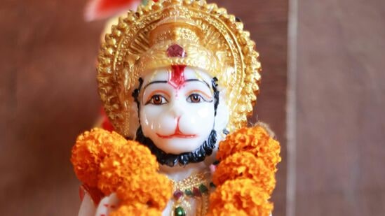 हिंदू धर्मात हनुमानाची पूजा अत्यंत महत्त्वाची मानली जाते. श्री हनुमान जयंती मोठ्या उत्साहात साजरी केली जाते. यावर्षी हनुमान जयंती मंगळवारी आहे. ज्यामुळे हा सण अधिकच खास झाला आहे. अशावेळी या दिवशी भगवान श्री हनुमानाला काही खास&nbsp;गोष्टी अर्पण केल्याने त्यांचा आशीर्वाद मिळतो.