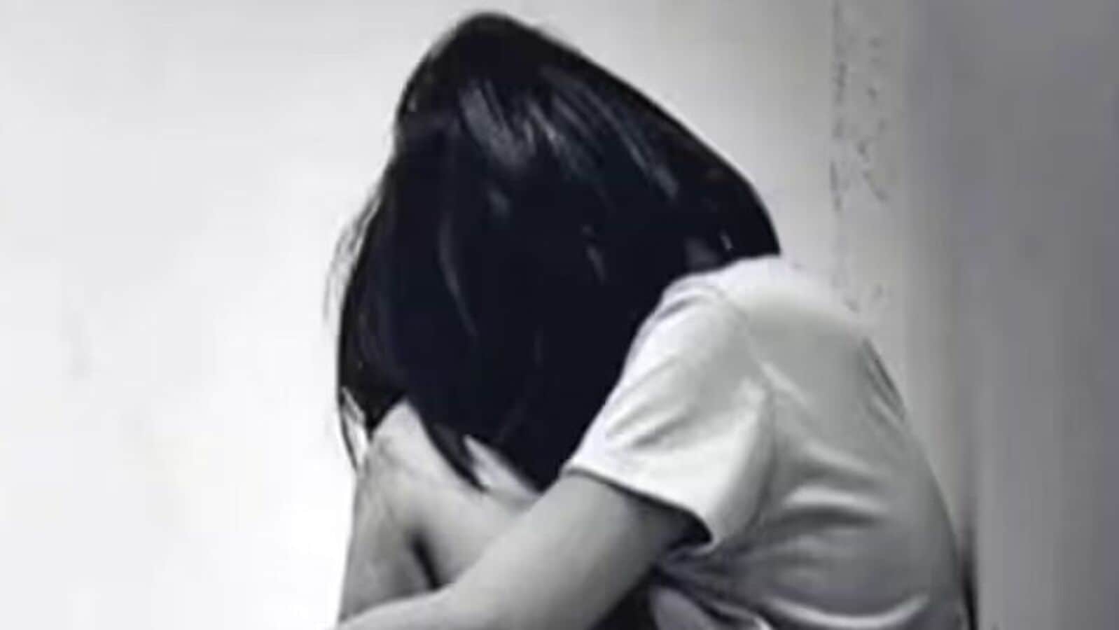 Pune wagholi : तुला पिक्चर दाखवतो टॉयलेटमध्ये चल म्हणत १० वर्षांच्या मुलावर शाळेत लैंगिक अत्याचार