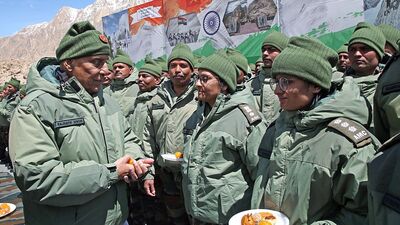 संरक्षण मंत्री राजनाथ सिंह यांनी जगातील सर्वात उंच असलेल्या युद्ध भूमी सियाचीन, लडाखला भेट दिली. उणे शून्यापेक्षा कमी तापमानात मातृभूमिचे संरक्षण करणाऱ्या जवणांशी त्यांनी संवाद साधला. &nbsp;