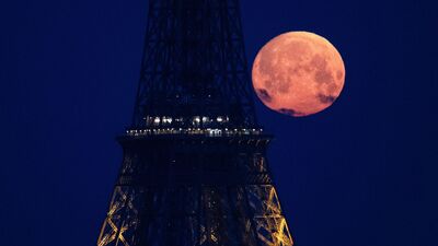 भारतीय वेळेनुसार गुलाबी चंद्र, २३ एप्रिल रोजी पहाटे ३.२४ पासून पौर्णिमेची वेळ सुरू झाली आहे. तर, उद्याच्या सकाळी आकाशात हे दुर्मिळ दृश्य &nbsp;दिसणार आहे. २४ एप्रिल रोजी पहाटे ५.२० वाजता अवकाशात गुलाबी चंद्र पाहायला मिळणार आहे. ईस्टर्न टाइमनुसार, गुलाब चंद्र संध्याकाळी ७.४९ वाजता दिसणार आहे. (Photo by Stefano RELLANDINI / AFP)