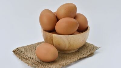 खरं तर अंडी फ्रीजमध्ये ठेवणे योग्य नाही. अंड्यांवर अधिक बॅक्टेरिया वाढण्याची शक्यता असते.
