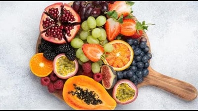 फळांचे सेवन करा - रोज ताजी आणि हंगामी फळे खा, ज्यामुळे आपली रोगप्रतिकारक शक्ती मजबूत होते.