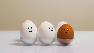 फ्रीजमध्ये अंडी ठेवण्यासाठी खास जागा असते. म्हणूनच प्रत्येक जण अंडी फ्रीजमध्ये ठेवतो.