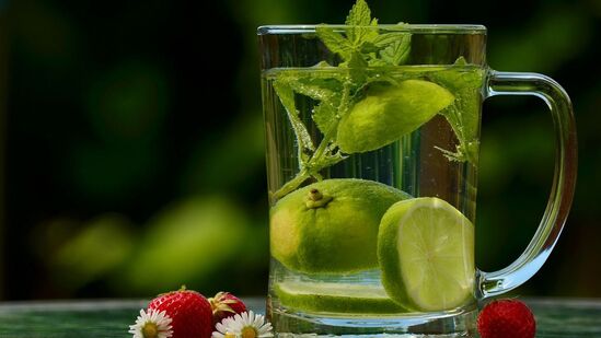 लिंबाचा रस: यामुळे शरीराला थंडावा मिळतो. आपण लिंबू आणि मीठ टाकून सरबत बनवू शकता. लिंबू सरबतमुळे पचनशक्ती तसेच रोगप्रतिकार शक्ती वाढेल. आणि शरीर आतून थंड होईल. उन्हाळ्यात याचा खूप उपयोग होतो.&nbsp;