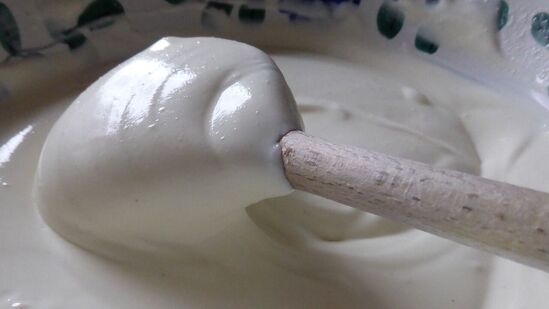 दही: उन्हाळ्यात दह्याला पर्याय नसतो. जेवणात नुसते दही किंवा दही रायता असे खाऊ शकता. तसेच दुपारच्या जेवणानंतर ताक पिता येते. तुम्ही दही भातही खाऊ शकतो. दही शरीराला थंड ठेवण्यास मदत करते. प्रथिने इतर पोषक घटकांसह देखील आढळतात.