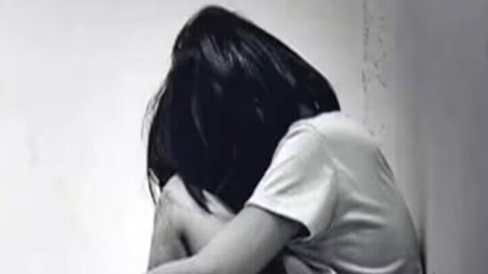 तुला पिक्चर दाखवतो टॉयलेटमध्ये चल म्हणत १० वर्षाच्या मुलावर भर शाळेत लैंगिक अत्याचार