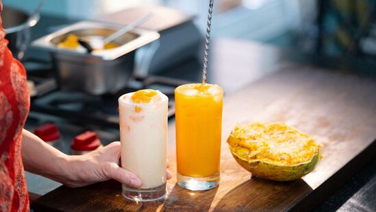 बेल सरबत : बेल शरीराला आतून थंड करते. बेलाचे सरबत पोट थंड ठेवण्यासाठी खूप प्रभावी आहे. बेलमध्ये बीटा कॅरोटीन, प्रथिने, राइबोफ्लेविन, व्हिटॅमिन सी व्हिटॅमिन बी १ आणि बी २, कॅल्शियम, पोटॅशियम आणि फायबर असतात. उन्हाळ्यात शरीराच्या विविध कामांसाठी याचा वापर केला जातो.