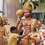 <p>संपूर्ण भारतात आज हनुमान जयंती जल्लोषात साजरी केली जात आहे. विविध धार्मिक पद्धतीने आणि परंपरेद्वारे हा सण दरवर्षी भारतात साजरा होतो. भगवान हनुमान यांच्या मूर्तीला रंगाचा अखेरचा हात मारण्याच्या कामात गुंतला असलेला कारागीर.&nbsp;</p>