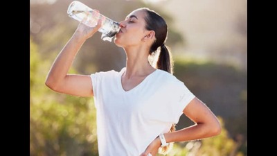 पाण्याची बाटली न घेता घराबाहेर पडणे चुकीचे आहे. पाण्याची बाटली सोबत ठेवा. ज्यामध्ये पुरेशा प्रमाणात पाणी असते आणि ते मधोमध पिऊन शरीर हायड्रेट ठेवते.