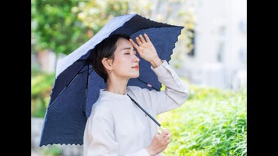 छत्री किंवा टोपी थेट सूर्यप्रकाशापासून आपले संरक्षण करण्यास मदत करते. विशेषत: आपल्या पिशवीत छत्री ठेवा. थेट सूर्यप्रकाशापासून तुमच्या डोक्याचे संरक्षण करून तुम्ही मूर्च्छा, सनस्ट्रोक, डोकेदुखी यासारख्या समस्या टाळू शकता.