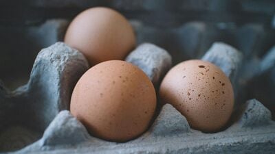 साधारणपणे अंडी घरी आणल्यानंतर एक आठवडा ते तीन आठवड्यांच्या आत खावी. परंतु फ्रीजमध्ये ठेवली जातात आणि एक महिन्यापेक्षा जास्त काळ साठवली जातात.