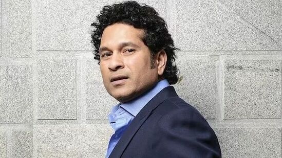 एका वेबसाइटच्या माहितीनुसार, सचिनचं महिन्याचं उत्पन्न ४ कोटींहून अधिक आहे, तर त्याचं वार्षिक उत्पन्न ५५ कोटींहून अधिक आहे. सचिन अपोलो टायर्स, आयटीसी सॅव्हलॉन, जिओ सिनेमा, स्पिनी आणि एजेस फेडरल लाइफ इन्शुरन्स सारख्या नामांकित कंपन्यांच्या जाहिरातींमध्ये झळकताना दिसतो. त्यातून त्याला मोठं उत्पन्न मिळतं. एका वेबसाइटच्या माहितीनुसार, सचिनचं महिन्याचं उत्पन्न ४ कोटींहून अधिक आहे, तर त्याचं वार्षिक उत्पन्न ५५ कोटींहून अधिक आहे. सचिन अपोलो टायर्स, आयटीसी सॅव्हलॉन, जिओ सिनेमा, स्पिनी आणि एजेस फेडरल लाइफ इन्शुरन्स सारख्या नामांकित कंपन्यांच्या जाहिरातींमध्ये झळकताना दिसतो. त्यातून त्याला मोठं उत्पन्न मिळतं.