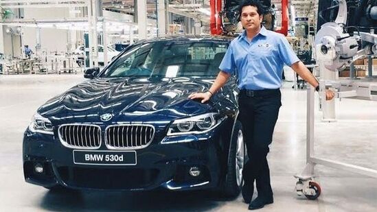 सचिन तेंडुलकर यांचं इंग्लंडमधील लंडन शहरातही घर आहे. त्याच्याकडं अनेक लक्झरी गाड्या आहेत. सचिनकडं २० कोटींहून अधिक किमतीच्या १० कार आहेत. महिन्याला ४ कोटी या हिशेबानं तो दिवसाला १३.३३ लाख रुपये कमावतो आणि मिनिटाला ५५ ते ५६ हजार रुपये मिळवतो.