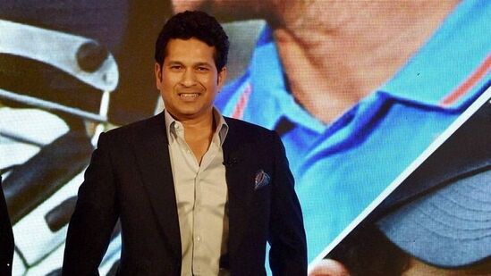 सचिनने फूड इंडस्ट्रीतही पाऊल ठेवले आहे. मुंबई, बेंगळुरूसह प्रमुख शहरांमध्ये त्यांची रेस्टॉरंट्स आहेत. मनोरंजन आणि तंत्रज्ञान कंपन्यांमध्येही त्यानं मोठी गुंतवणूक केली आहे. मुंबईतील वांद्रे परिसरात सचिनचा आलिशान बंगला आहे. त्याची अंदाजित किंमत १०० कोटी रुपये आहे. २००० मध्ये त्यानं हा बंगला ३९ कोटी रुपयांना खरेदी केला होता. सचिनने फूड इंडस्ट्रीतही पाऊल ठेवले आहे. मुंबई, बेंगळुरूसह प्रमुख शहरांमध्ये त्यांची रेस्टॉरंट्स आहेत. मनोरंजन आणि तंत्रज्ञान कंपन्यांमध्येही त्यानं मोठी गुंतवणूक केली आहे. मुंबईतील वांद्रे परिसरात सचिनचा आलिशान बंगला आहे. त्याची अंदाजित किंमत १०० कोटी रुपये आहे. २००० मध्ये त्यानं हा बंगला ३९ कोटी रुपयांना खरेदी केला होता.