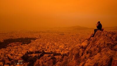 &nbsp;सहारा वरून आलेल्या धुळीच्या ढगांनी अथेन्स आणि इतर ग्रीक शहरांना &nbsp;झाकोळून टाकले आहे. &nbsp;२०१८ &nbsp;पासून देशातील सर्वात वाईट वादळापैकी म्हणून चिन्हांकित करण्यात आले आहे.&nbsp;
