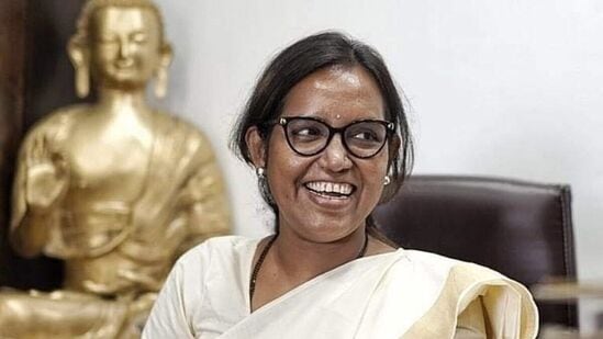 काँग्रेस नेत्या वर्षा गायकवाड मुंबई उत्तर मध्य लोकसभा मतदारसंघातून निवडणूक लढणार आहे.