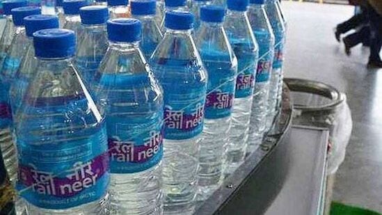 रेल्वे स्टेशन्सवर फक्त 'रेलनीर' कंपनीचे बाटलीबंद पाणीच का? विक्रेत्यांचा संताप