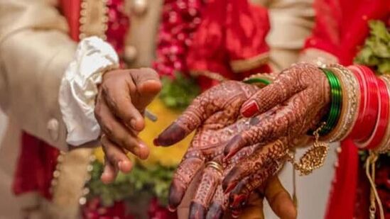 हैदराबाद येथील एका तरुणाने छापलेली लग्नपत्रिका चर्चेचा विषय बनला आहे.