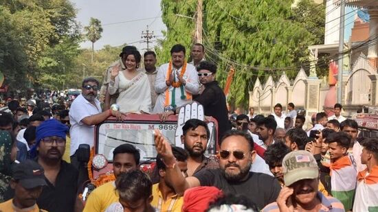 बॉलिवूड अभिनेत्री नेहा शर्मा यांचे वडील आणि काँग्रेसचे ज्येष्ठ नेते अजित शर्मा भागलपूर लोकसभा मतदारसंघातून निवडणूक लढवत आहेत.