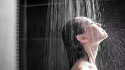 विज्ञान सांगते की अंघोळ केल्यानंतर १५ ते २० मिनिटे शरीराचे तापमान कमी असते. शरीरातील उष्णतेने भरपूर पाण्याचे बाष्पीभवन होते. त्यामुळे शरीर थंड होत राहते. अशा परिस्थितीत वेगळे पाणी प्यायल्यास काय होते?