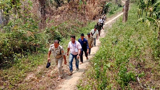 त्रिपुरातील लोकसभा निवडणुकीच्या दुसऱ्या टप्प्याच्या पूर्वसंध्येला मतदान अधिकारी निवडणूक मतदान केंद्रांवर जाण्यासाठी निघाले. अनेक अडचणी पार करत हे मतदान केंद्रांवर पोहोचले. &nbsp;