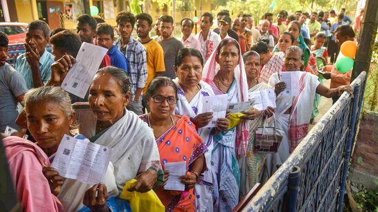 लोकसभेच्या दुसऱ्या टप्प्यातील १३ राज्ये आणि केंद्रशासित प्रदेशांमधील ८८ मतदारसंघांमध्ये आज सकाळी ७ मतदानाला सुरुवात झाली. मतदान करण्यासाठी सकाळपासून मतदारांचा उत्साह होता.&nbsp;