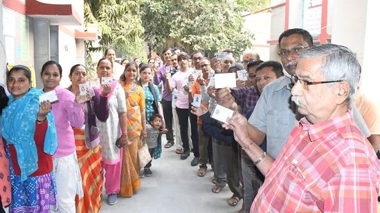 लोकसभा निवडणुकीच्या दुसऱ्या टप्प्यात महाराष्ट्रात आठ ठिकाणी मतदार सुरू आहे.