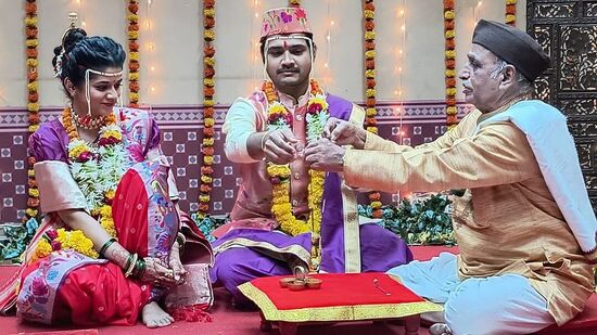 छोट्या पडद्यावरील लोकप्रिय मालिकांच्या यादीमधील एक मालिका म्हणजे 'आई कुठे काय करते.' या मालिकेत सतत काही ना काही घडत असते. आता आरोही आणि यशचा विवाहसोहळा पार पडला आहे.