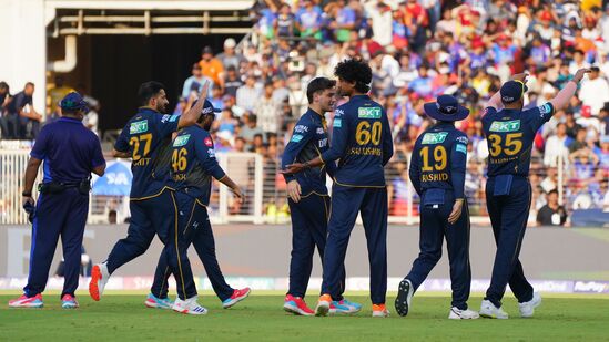 १) राजस्थान रॉयल्स (९ सामने, १६ गुण), २) कोलकाता नाईट रायडर्स (८ सामने, १० गुण) ३) चेन्नई सुपर किंग्ज (९ सामने, १० गुण) ४) सनरायझर्स हैदराबाद (९ सामने, १० गुण) &nbsp;५) लखनौ सुपर जायंट्स (९ सामने, १० गुण) ६) दिल्ली कॅपिटल्स (१० सामने, १० गुण) ७) गुजरात टायटन्स (१० सामने, ८ गुण) ८) पंजाब किंग्ज (९ सामने,  ६ गुण) &nbsp;९) मुंबई इंडियन्स (९ सामने, ६ गुण) १०) रॉयल चॅलेंजर्स बेंगळुरू (१० सामने, ६ गुण) &nbsp;