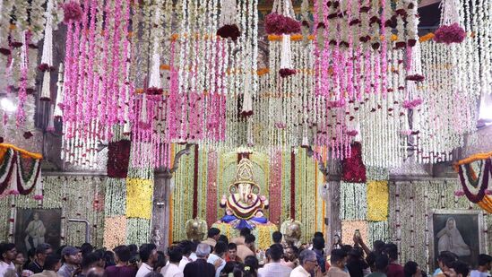 दोन दिवसांपासून पुष्पसजावटीची तयारी तब्बल २५० महिला व १०० पुरुष कारागिर करीत होते. यंदाच्या पुष्पसजावटीमध्ये ३५०० किलो गुलछडी, ८०० किलो झेंडू, १२० किलो कन्हेर फुले, १ लाख गुलाब, ७० हजार चाफा, १०० कमळे, १ लाख लिली, जाई-जुई, जास्वंद यांसह अनेक प्रकारची फुले वापरण्यात आली होती. दोन दिवसांपासून पुष्पसजावटीची तयारी तब्बल २५० महिला व १०० पुरुष कारागिर करीत होते. यंदाच्या पुष्पसजावटीमध्ये ३५०० किलो गुलछडी, ८०० किलो झेंडू, १२० किलो कन्हेर फुले, १ लाख गुलाब, ७० हजार चाफा, १०० कमळे, १ लाख लिली, जाई-जुई, जास्वंद यांसह अनेक प्रकारची फुले वापरण्यात आली होती. 