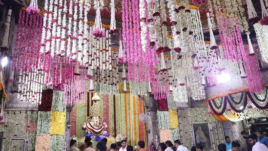 श्रीमंत दगडूशेठ हलवाई सार्वजनिक गणपती ट्रस्ट व सुवर्णयुग तरुण मंडळातर्फे मंदिरात वासंतिक उटी, मोगरा महोत्सव आयोजित करण्यात आला.&nbsp;