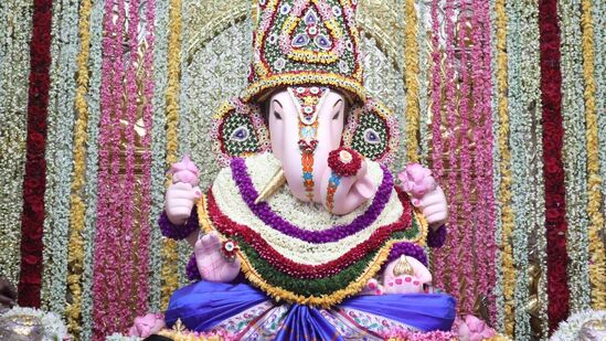 गणरायाच्या मूर्तीला केलेली रंगीबेरंगी फुलांची सजावट प्रत्येक जण आपल्या मोबाईलमध्ये टिपत होता. गणरायाच्या चांदीच्या मूर्तीला उटीचे लेपन करण्यात आले. तसेच मोगरा महोत्सवासह वासंतिक उटीचे भजन भारतीय वारकरी मंडळातर्फे करण्यात आले. गणरायाच्या मूर्तीला केलेली रंगीबेरंगी फुलांची सजावट प्रत्येक जण आपल्या मोबाईलमध्ये टिपत होता. गणरायाच्या चांदीच्या मूर्तीला उटीचे लेपन करण्यात आले. तसेच मोगरा महोत्सवासह वासंतिक उटीचे भजन भारतीय वारकरी मंडळातर्फे करण्यात आले. 