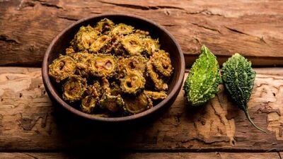 Karela Sabji Recipe: कडू कारल्याची भाजी सुद्धा सगळे खातील आवडीने, फक्त बनवण्यासाठी फॉलो करा ही रेसिपी