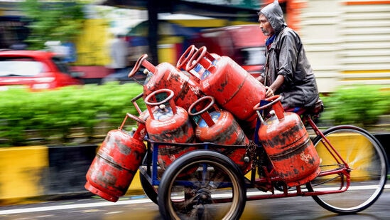 निवडणूक सुरू असतानाच व्यावसायिक गॅस सिलिंडर झाला स्वस्त; तुमच्या शहरात दर किती?