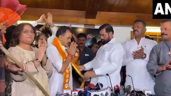 काँग्रेस नेते संजय निरुपम यांनी एकनाथ शिंदेंच्या शिवसेनेत प्रवेश केला आहे.