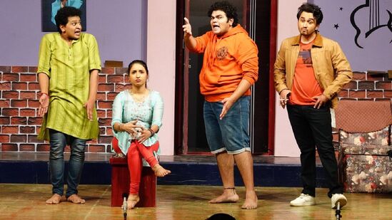 या गौरवशाली प्रयोगाबाबत बोलताना लेखक- दिग्दर्शक देवेंद्र पेम म्हणाले की, "आजवर या नाटकाला नाट्यप्रेमींनी भरभरून प्रतिसाद दिला, अपार प्रेम केलं. या नाटकाची लोकप्रियता आजही तितकीच आहे. आता नव्या संचात हे नाटक पुन्हा एकदा रंगभूमीवर धुमाकूळ घालत आहे. हे नाटक लवकरच विश्वविक्रमी टप्पा गाठेल याची खात्री आहे".