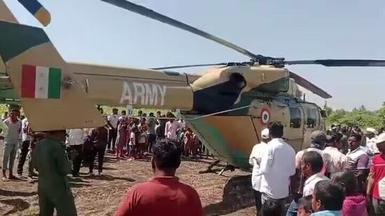 ग्रामस्थांनी हेलिकॉप्टर ज्या ठिकाणी लँड झाले त्या ठिकाणी धाव घेतली. एका शेतात हे हेलिकॉप्टर सुरक्षितपणे लँड करण्यात आले होते. त्या ठिकाणी वैमानिक देखील होते. हे हेलिकॉप्टर पाहण्यासाठी ग्रामस्थांनी गर्दी केली होती. ग्रामस्थांनी हेलिकॉप्टर ज्या ठिकाणी लँड झाले त्या ठिकाणी धाव घेतली. एका शेतात हे हेलिकॉप्टर सुरक्षितपणे लँड करण्यात आले होते. त्या ठिकाणी वैमानिक देखील होते. हे हेलिकॉप्टर पाहण्यासाठी ग्रामस्थांनी गर्दी केली होती. 