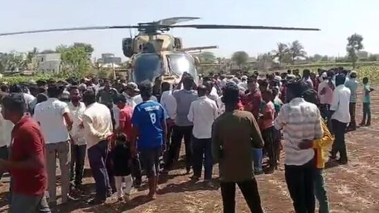 महाड येथे काल महाविकास आघाडीच्या नेत्या सुषमा अंधारे यांच्या हेलिकॉप्टरचा अपघात झाला होता. ही घटना ताजी असतांना आज लष्कराच्या हेलिकॉप्टरचा देखील अपघात होता होता टळला. हेलिकॉप्टरच्या पायलतने प्रसंगावधान राखत हेलिकॉप्टरचे एका शेतात लँड केले. <p>महाड येथे काल महाविकास आघाडीच्या नेत्या सुषमा अंधारे यांच्या हेलिकॉप्टरचा अपघात झाला होता. ही घटना ताजी असतांना आज लष्कराच्या हेलिकॉप्टरचा देखील अपघात होता होता टळला. हेलिकॉप्टरच्या पायलतने प्रसंगावधान राखत हेलिकॉप्टरचे एका शेतात लँड केले. </p>