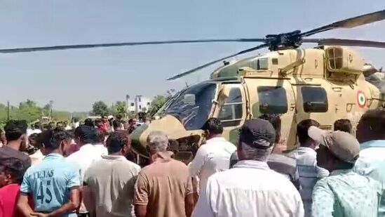 यावेळी काही ग्रामस्थांनी &nbsp;हेलिकॉप्टरच्या जवळ जाऊन व्हिडिओ रेकॉर्डिंग करण्याचा प्रयत्न केला. त्यांनी ग्रामस्थांना &nbsp;व्हिडिओ रेकाॅर्ड न करण्याचे आवाहन केले. तर काही ग्रामस्थांनी त्यांच्याशी संवाद साधला. &nbsp;