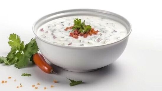 Raita Recipe: उन्हाळ्यात या ५ गोष्टींपासून बनवा टेस्टी रायता, पाहा जेवणाची चव वाढवणारी रेसिपी
