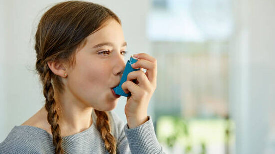 World Asthma Day 2024: फुफ्फुसांच्या तीव्र अवस्थेबद्दल जनजागृती करण्यासाठी दरवर्षी मे महिन्याच्या पहिल्या मंगळवारी जागतिक दमा दिवस साजरा केला जातो. दम्यामध्ये वायुमार्ग, खूप फुगलेला किंवा अरुंद होतो. ज्यामुळे फुफ्फुसात हवा जाणे कठीण होते. यामुळे श्वास घेण्यास त्रास होतो. येथे काही नैसर्गिक उपाय आहेत ज्याबद्दल तुम्हाला माहित असणे आवश्यक आहे.&nbsp;